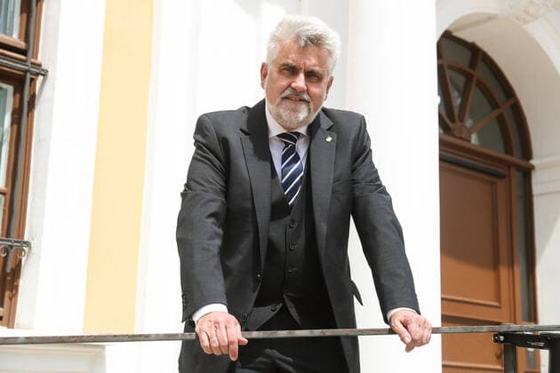 Wirtschaftsminister Prof. Dr. Armin Willingmann (Sachsen Anhalt) steht am Dienstag vor dem Landtag Sachsen Anhalt, der Minister ist zum zweiten Mal zum ãWissenschaftsminister des JahresÒ gewählt wurden *** Minister of Economics Prof Dr Armin Willingmann Saxony Anhalt stands in front of the Saxony Anhalt state parliament on Tuesday, the minister has been elected ÒScience Minister of the YearÓ for the second time.