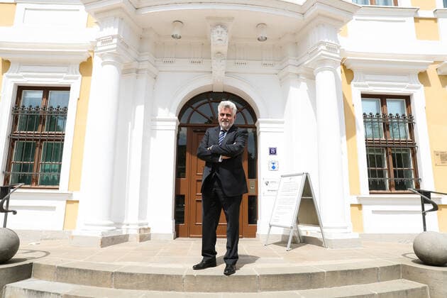 Wirtschaftsminister Prof. Dr. Armin Willingmann (Sachsen Anhalt) steht am Dienstag vor dem Landtag Sachsen Anhalt, der Minister ist zum zweiten Mal zum ãWissenschaftsminister des JahresÒ gewählt wurden *** Minister of Economics Prof Dr Armin Willingmann Saxony Anhalt stands in front of the Saxony Anhalt state parliament on Tuesday, the minister has been elected ÒScience Minister of the YearÓ for the second time.