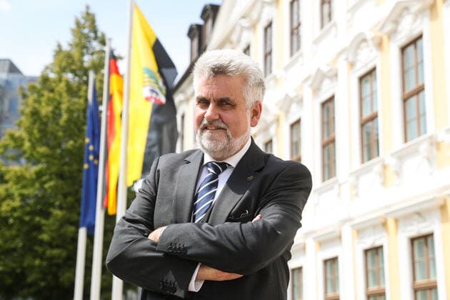 Wirtschaftsminister Prof. Dr. Armin Willingmann (Sachsen Anhalt) steht am Dienstag vor dem Landtag Sachsen Anhalt, der Minister ist zum zweiten Mal zum ãWissenschaftsminister des JahresÒ gewählt wurden *** Minister of Economics Prof Dr Armin Willingmann Saxony Anhalt stands in front of the Saxony Anhalt state parliament on Tuesday, the minister has been elected ÒScience Minister of the YearÓ for the second time.