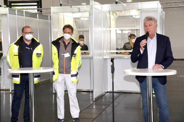 Dr Peter Kampmann Chief Physician, Dr Felix Jonas Deputy Medical Director and Dieter Reiter at the press conference on the occasion of the 500,000 in-patient vaccination in the Munich Vaccination Centre Munich, 06 06 2021 Foto:xS.xAdamx xFuturexImage