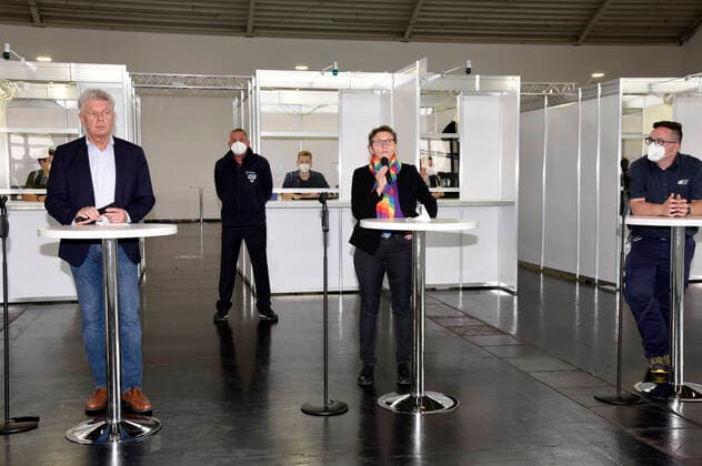 Dieter Reiter, Beatrix Zurek and Maximilian Hinkofer at the press event on the occasion of the 500,000 in-patient vaccination at the Munich Vaccination Centre Munich, 06 06 2021 Foto:xS.xAdamx xFuturexImage