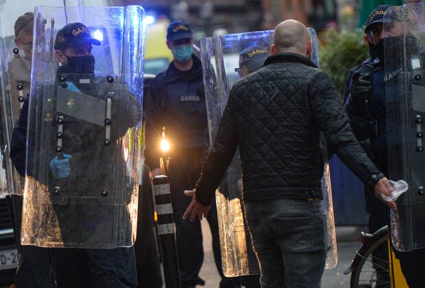 19 People Arrested For Public Order Offences In Dublin On Saturday Night A man speaks to members of Gardai on Anne Street South in Dublin city center on Saturday evening, June 5, 2021. Nineteen people were arrested on suspicion of violating public order after another night of rioting in downtown Dublin. Glass bottles and other missiles were thrown at the gardai after they collided with large crowds in the city on Saturday night. On Sunday, 6 June 2021, in Dublin, Ireland. Dublin Ireland widak-19people210606_npnGm  Copyright: xArturxWidakx