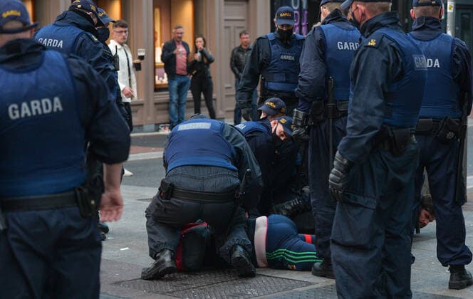 19 People Arrested For Public Order Offences In Dublin On Saturday Night Members of Gardai surround a young man on Grafton Street in Dublin, on Saturday evening, June 5, 2021. Nineteen people were arrested on suspicion of violating public order after another night of rioting in downtown Dublin. Glass bottles and other missiles were thrown at the gardai after they collided with large crowds in the city on Saturday night. On Sunday, 6 June 2021, in Dublin, Ireland. Dublin Ireland widak-19people210606_np86E  Copyright: xArturxWidakx