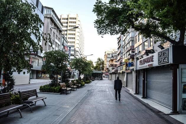 News Bilder des Tages Nationwide Sunday curfews continue in Turkey A man walks on a deserted street in the city centre during a nationwide Sunday curfew imposed to stem the spread of coronavirus (COVID-19) in Ankara, Turkey, on Sunday, June 6, 2021. Ankara Turkey gocherimagery210606_015  Copyright: xAltanxGocherx