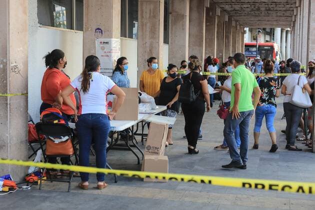 ACAPULCO (MEXICO), 06 06 2021.- People line up to cast their vote at a polling station in the Acapulco resort, in Guerrero, Mexico, 06 June 2021. EFE David Guzmán Electoral colleges open in the largest elections in the history of Mexico !ACHTUNG: NUR REDAKTIONELLE NUTZUNG!  Copyright: xDavidxGuzmánx MEX3788 20210606-637586085226456336