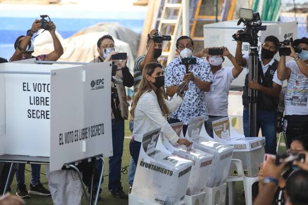 ACAPULCO (MEXICO), 06 06 2021.- The candidate of the National Regeneration Movement (Morena), Evelyn Salgado Pineda, casts her vote at a polling station in the Acapulco resort, in Guerrero, Mexico, 06 June 2021. EFE David Guzmán Electoral colleges open in the largest elections in the history of Mexico !ACHTUNG: NUR REDAKTIONELLE NUTZUNG!  Copyright: xDavidxGuzmánx MEX3807 20210606-637586085271779152