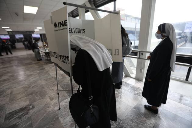 MEXICO CITY (MEXICO), 06 06 2021.- General view of voting stations installed at the International Airport in Mexico City, Mexico, 06 June 2021. The electoral colleges of Mexico opened their doors this Sunday to start the midterm elections, considered the largest in the history of the country due to the more than 20,500 positions that will be elected. EFE Sáshenka Gutiérrez Electoral colleges open in the largest elections in the history of Mexico !ACHTUNG: NUR REDAKTIONELLE NUTZUNG!  Copyright: xSáshenkaxGutiérrezx MEX3827 20210606-637586085926295744