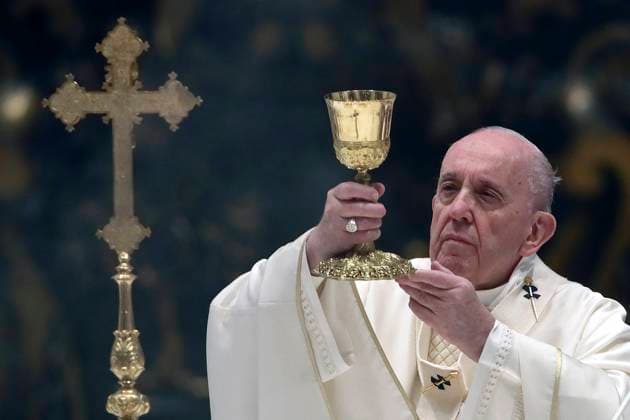 News Bilder des Tages June 6, 2021 : Pope Francis leads a Holy Mass on the Solemnity of the Most Holy Body and Blood of Christ in Saint Peter s Basilica at the Vatican City  Copyright: x GrzegorzxGalazkaxPOOLx CPPx xIx x CatholicxPressxPhotox