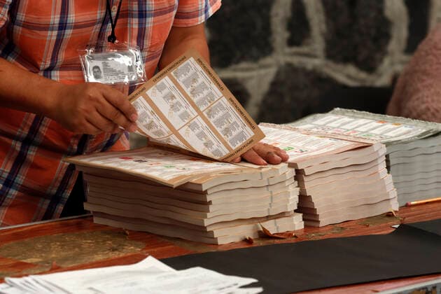 Mexico™s Legislative Elections 2021 MEXICO CITY, MEXICO - JUNE 6: A person a person shows the ballots at Passenger Bus Terminal (TAPO) during the Mexican Legislative elections to elect federal deputies, deputations to the Mexico City congress, Mexico s mayors on June 6, 2021 in Mexico City, Mexico. Copyright: xLuisxBarronx EYEPIXGROUP_LB_06062021_8389