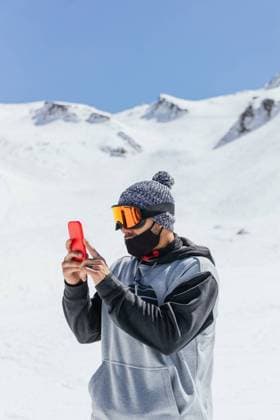 IMAGO Creative: Sport Start-Up Unrecognizable male athlete in sports glasses taking photo of Sierra Nevada on cellphone in province of Granada Spain, Model released Copyright: xJulioxRodriguezx MR