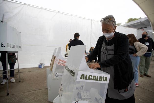 Mexican Electoral Day 2021 MEXICO CITY, MEXICO - JUNE 6, 2021: A citizen attends at a polling place to cast your vote during Mexican Electoral Day 2021 to choose federal deputies, deputations to the Mexico City congress, Mexico s mayors on June 6, 2021 in Mexico City, Mexico. Copyright: xJulianxLopezx EYEPIXGROUP_JL_06062021_8403
