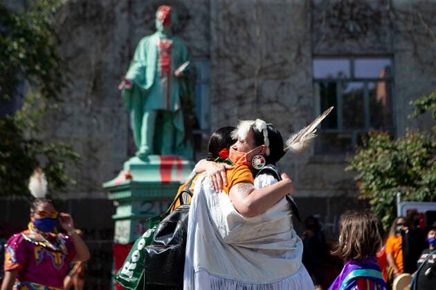 Kanada, Proteste und Sturz der Egerton Ryerson Statue in Toronto June 6, 2021, Toronto, on, Canada: Two women embrace in front of Egerton Ryerson statue as they honour the lives of the 215 children found buried at the former Kamloops Indian Residential School during a Bring Our Children Home March in Toronto on Sunday, June 6, 2021. Ryerson was the chief superintendent of education for Upper Canada and his recommendations were regarded as instrumental in the design and implementation of the Indian Residential School System. Toronto Canada  - ZUMAc35_ 20210606_zaf_c35_051 Copyright: xChrisxYoungx