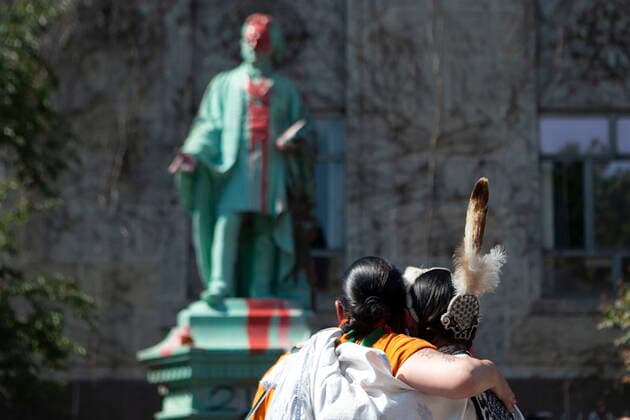 Kanada, Proteste und Sturz der Egerton Ryerson Statue in Toronto June 6, 2021, Toronto, on, Canada: Two women embrace in front of Egerton Ryerson statue to honour the lives of the 215 children found buried at the former Kamloops Indian Residential School during a Bring Our Children Home March in Toronto on Sunday, June 6, 2021. Ryerson was the chief superintendent of education for Upper Canada and his recommendations were regarded as instrumental in the design and implementation of the Indian Residential School System. Toronto Canada  - ZUMAc35_ 20210606_zaf_c35_060 Copyright: xChrisxYoungx