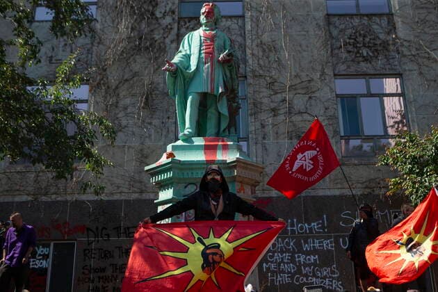 Kanada, Proteste und Sturz der Egerton Ryerson Statue in Toronto June 6, 2021, Toronto, on, Canada: A protester holds a flag in front of Egerton Ryerson s statue as they honour the lives of the 215 children found buried at the former Kamloops Indian Residential School during a Bring Our Children Home March in Toronto on Sunday, June 6, 2021. Ryerson was the chief superintendent of education for Upper Canada and his recommendations were regarded as instrumental in the design and implementation of the Indian Residential School System. Toronto Canada  - ZUMAc35_ 20210606_zaf_c35_075 Copyright: xChrisxYoungx