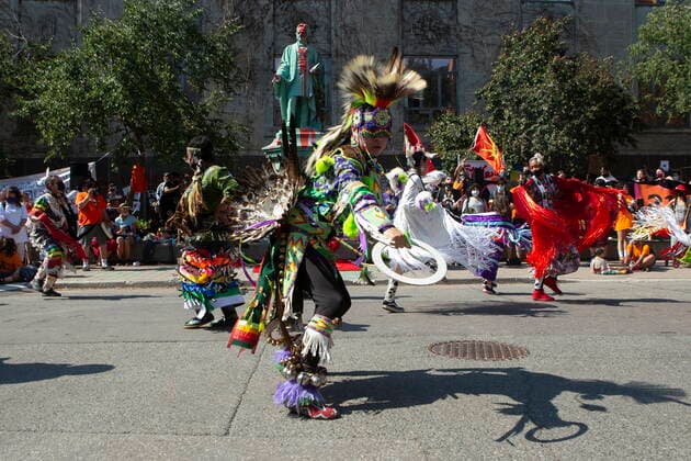 Kanada, Proteste und Sturz der Egerton Ryerson Statue in Toronto June 6, 2021, Toronto, on, Canada: Dancers are seen in front of the Egerton Ryerson statue as they honour the lives of the 215 children found buried at the former Kamloops Indian Residential School during a Bring Our Children Home March in Toronto on Sunday, June 6, 2021. Ryerson was the chief superintendent of education for Upper Canada and his recommendations were regarded as instrumental in the design and implementation of the Indian Residential School System. Toronto Canada  - ZUMAc35_ 20210606_zaf_c35_079 Copyright: xChrisxYoungx