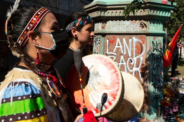 Kanada, Proteste und Sturz der Egerton Ryerson Statue in Toronto June 6, 2021, Toronto, on, Canada: Drummers are seen in front of Egerton Ryerson s statue as they honour the lives of the 215 children found buried at the former Kamloops Indian Residential School during a Bring Our Children Home March in Toronto on Sunday, June 6, 2021. Ryerson was the chief superintendent of education for Upper Canada and his recommendations were regarded as instrumental in the design and implementation of the Indian Residential School System. Toronto Canada  - ZUMAc35_ 20210606_zaf_c35_081 Copyright: xChrisxYoungx