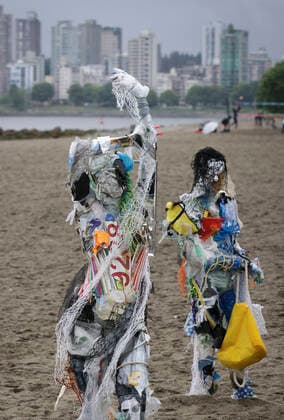 (210606) -- VANCOUVER, June 6, 2021 -- Figures made with plastics removed from shorelines are displayed at Kitsilano Beach in Vancouver, British Columbia, Canada, on June 6, 2021. Created by multidisciplinary artist Caitlin Doherty and made with plastics removed from Canadian shorelines, a set of figures named plastic beachgoers embody people s collective contribution to plastic pollution, bring the topic of shoreline pollution to the forefront. (Photo by Xinhua) CANADA-VANCOUVER-INSTALLATIONS-PLASTIC BEACHGOERS LiangxSen 