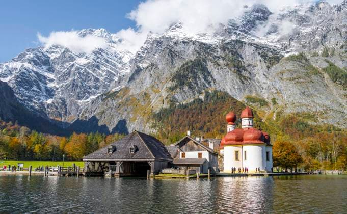  Wallfahrtskirche vor Bergen mit Schnee, St. Bartholomä am Königssee, Watzmann Gebirge, Nationalpark Berchtesgaden, Berchtesgadener Land, Oberbayern, Bayern, Deutschland, Europa *** Pilgrimage church in front of mountains with snow, St Bartholomä am Königssee, Watzmann Mountains, Berchtesgaden National Park, Berchtesgadener Land, Upper Bavaria, Bavaria, Germany, Europe Copyright: imageBROKER/MoritzxWolf ibxmmw06718747.jpg