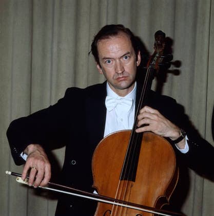 NIKOLAUS HARNONCOURT Nikolaus Harnoncourt, österreichischer Cellist und Dirigent, am Cello circa 1980. Nikolaus Harnoncourt, Austrian cello player and conductor, playing Cello circa 1980., Deutschland Copyright: kpa UnitedArchives55021689 EDITORIAL USE ONLY