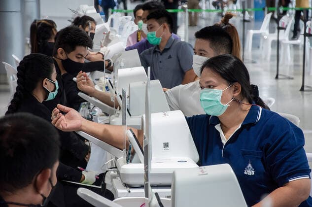 News Bilder des Tages June 7, 2021, Bangkok, Thailand: A woman checks her blood pressure before receiving a shot of AstraZeneca during a mass vaccination against COVID-19 at Bang Sue Grand Station in Bangkok..Thailand started a mass vaccination against COVID-19 coronavirus pandemic across the country in an effort to contain the nationwide spread of COVID-19 coronavirus pandemic from 7 June 2021 onward. Bangkok Thailand - ZUMAs197 20210607_zaa_s197_102 Copyright: xPeeraponxBoonyakiatx
