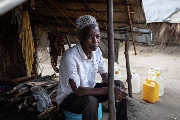 Deslocados de 25 junho IDP camp Portrait of a man who narrowly escaped from al-shabab insurgents, who almost killed him several times. He says that his captors were young and tried to convince other children to join their ranks. The region of Cabo Delgado, in the northeast of Mozambique, has been experiencing an unprecedented humanitarian drama for the past 4 years. Al-Shabab jihadists affiliated with the Islamic State since 2019 are wreaking havoc there. This armed group terrorizes the different ethnic groups while carrying out coordinated and simultaneous attacks against public institutions. To date, more than 2,800 people have been killed. In Pemba, the capital of the region and a former tourist town, the humanitarian situation has c  ChrisxHubyx xLexPictorium LePictorium_0248405