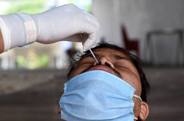 Coronavirus in Indien, landesweite Eindrücke Coronavirus Outbreak In India A health worker takes swab sample to test for COVID-19 coronavirus disease before vaccination, at a vaccination centre in Guwahati, India on Monday, 07 June 2021. Guwahati India talukdar-notitle210607_npZpM  Copyright: xDavidxTalukdarx