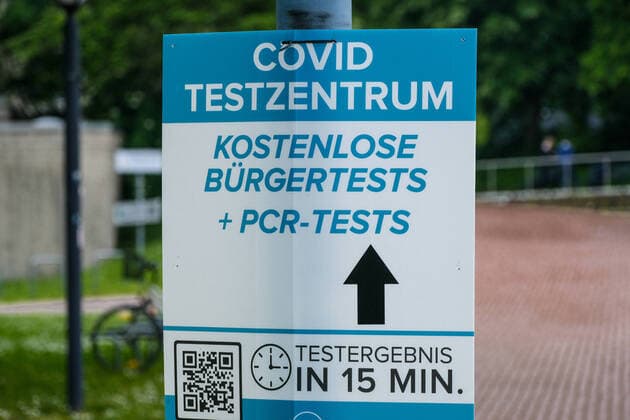 Düsseldorf 07 06 2021 free citizen test shopping store pandemic lockdown shutdown covid corona mask duty emergency brake coronatest test incidence incidence value PCR test rapid test polymerase chain reaction test centre Düsseldorf North Rhine Westphalia Germany