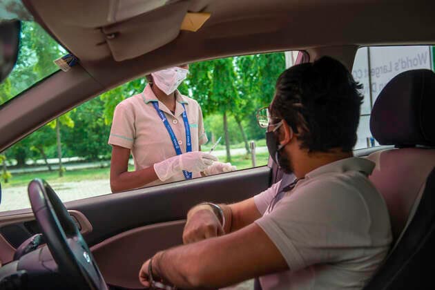 Coronavirus in Indien, landesweite Eindrücke June 7, 2021, New Delhi, India: A health worker talks with a vaccine beneficiary at the drive thru Covid-19 vaccination operation..Max Super Speciality hospital setup a drive thru covid-19 vaccination centre at sports complex, commonwealth games village in New Delhi. Toda the Indian government announced free Covid-19 vaccines to be provided to all adults starting June 21st. New Delhi India - ZUMAs197 20210607_zaa_s197_181 Copyright: xPradeepxGaurx