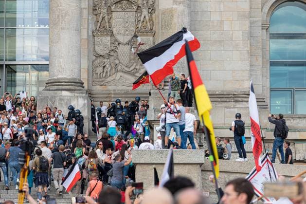 Sturm auf dem Bundestag Reichstag Deutschland, Berlin am 29.08.2020: einige Hunderte Demonstrierende die gegen den Corona-Maasnahmen sind, sturmen auf die Treppen des Reichstages. Viele Trugen die Reichsflagge sowie die russische und die Amerikanische. *** Storm on the Bundestag Reichstag Germany, Berlin on 29 08 2020 several hundreds of demonstrators who are against the Corona measures storm on the stairs of the Reichstag Many carried the Reich flag as well as the Russian and American flags