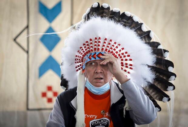 June 7, 2021, Calgary, ab, Canada: Tsuut ina Nation chief Roy Whitney adjusts his headdress before speaking after taking part in a silent march in memory of the 215 unmarked graves found at Kamloops, B.C., in Calgary, Alta., Monday, June 7, 2021. Calgary Canada  - ZUMAc35_ 20210607_zaf_c35_031 Copyright: xJeffxMcintoshx