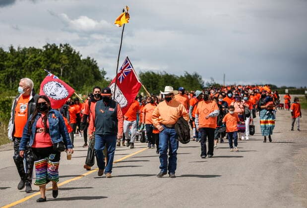 News Bilder des Tages June 7, 2021, Calgary, ab, Canada: Members of the Tsuut ina Nation take part in a silent march in memory of the 215 unmarked graves found at Kamloops, B.C., in Calgary, Alta., Monday, June 7, 2021. Calgary Canada  - ZUMAc35_ 20210607_zaf_c35_036 Copyright: xJeffxMcintoshx
