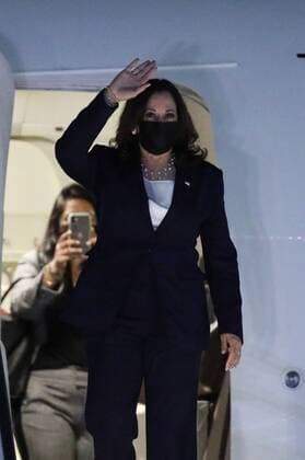 The Vice President of the United States, Kamala Harris, waves as she gets off the plane to begin her official visit to Mexico, at the Benito Juarez International Airport in Mexico City, Mexico, 07 June 2021. Harris arrived in Mexico City this Monday, from Guatemala, to meet tomorrow with the Mexican President Andres Manuel Lopez Obrador in order to talk mainly about the phenomenon of migration. US Vice President Kamala Harris arrives in Mexico from Guatemala !ACHTUNG: NUR REDAKTIONELLE NUTZUNG!  Copyright: xJoséxMéndezx AME4193 20210608-637587330100533213