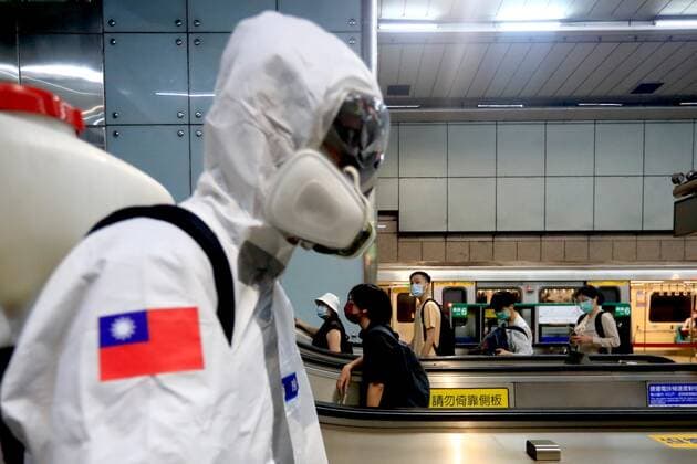 June 8, 2021, Taipei, Taipei, Taiwan: Military troops disinfect public areas and transport in Taipei, following a serious outbreak with an increasing number of domestic infections and deaths related to the COVID-19 disease. Taiwan has extended its Level 3 COVID-19 alert while expanding the scale of vaccinations among the public including opening massive vaccination centres Taipei Taiwan - ZUMAs313 20210608_zip_s313_009 Copyright: xDanielxCengxShou-Yix