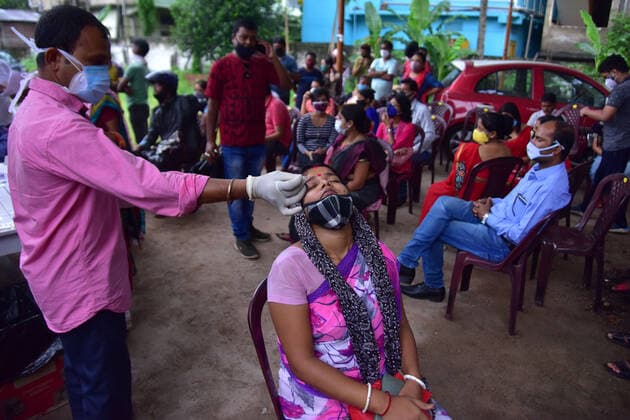 Coronavirus in Indien, landesweite Eindrücke (210608) -- NAGAON, June 8, 2021 -- A health worker takes a nasal swab sample of a woman to test with rapid antigen test for COVID-19 in Nagaon district of India s northeastern state of Assam, June 7, 2021. India s COVID-19 tally rose to 28,909,975 on Monday with 100,636 new cases reported in the past 24 hours, said the federal health ministry. (Str Xinhua) INDIA-NAGAON-COVID-19-TEST JavedxDar 
