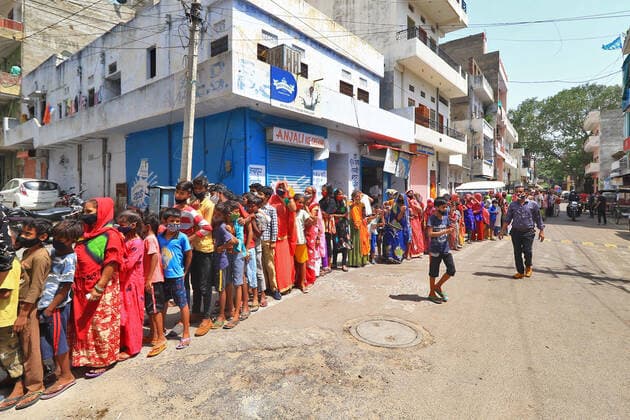 Food Distribution During Lockdown In Jaipur People stand in a queue as they wait for free food packets and face mask distributed by social workers Dr. Sarvesh Joshi and Deepak Dandoriya during the Covid-19 lockdown ,at Purani Basti in Jaipur, Rajasthan, India, on June 07, 2021. Jaipur Rajasthan India bhatnagar-notitle210607_npxw7  Copyright: xVishalxBhatnagarx