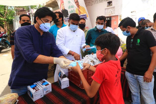 Food Distribution During Lockdown In Jaipur Social workers Dr. Sarvesh S Joshi and Deepak Dandoriya distributed free food packets and face mask to needy people during the Covid-19 lockdown ,at Purani Basti in Jaipur, Rajasthan, India, on June 07, 2021. Jaipur Rajasthan India bhatnagar-notitle210607_npqjS  Copyright: xVishalxBhatnagarx