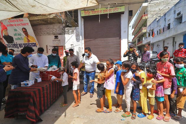News Bilder des Tages Food Distribution During Lockdown In Jaipur Social workers Dr. Sarvesh S Joshi and Deepak Dandoriya distributed free food packets and face mask to needy people during the Covid-19 lockdown ,at Purani Basti in Jaipur, Rajasthan, India, on June 07, 2021. Jaipur Rajasthan India bhatnagar-notitle210607_npXk3  Copyright: xVishalxBhatnagarx