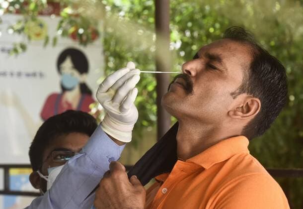 Coronavirus in Indien, landesweite Eindrücke Gurugram, India - June 7, 2021: A health staff collecting a swab sample for Covid-19 Testing at Poly Clinic Sector, in Gurugram, India, on Monday, June 7, 2021. (Photo by Vipin Kumar Hindustan Times) Daily Life Amid Coronavirus Pandemic In India