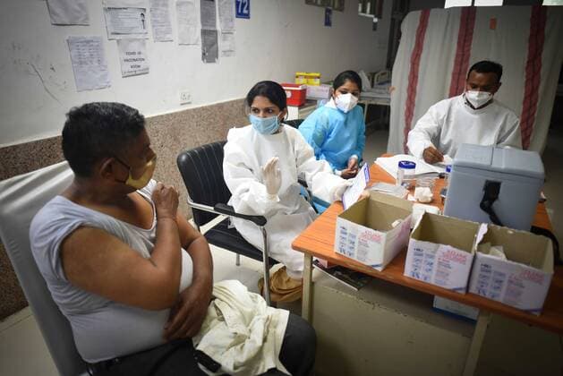 Coronavirus in Indien, landesweite Eindrücke NEW DELHI, INDIA - JUNE 7: A health worker administers a dose of Covid-19 vaccine to a beneficiary, at a Government Hospital, in Karol Bagh, on June 7, 2021 in New Delhi, India. (Photo by Sanchit Khanna Hindustan Times) COVID-19 Vaccination Drive