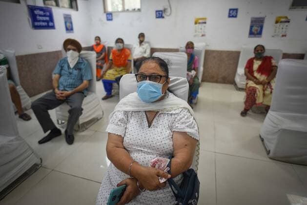 Coronavirus in Indien, landesweite Eindrücke NEW DELHI, INDIA - JUNE 7: Beneficiaries wait to receive a jab of Covid Vaccine, at a Government Hospital in Karol Bagh, on June 7, 2021 in New Delhi, India. (Photo by Sanchit Khanna Hindustan Times) COVID-19 Vaccination Drive