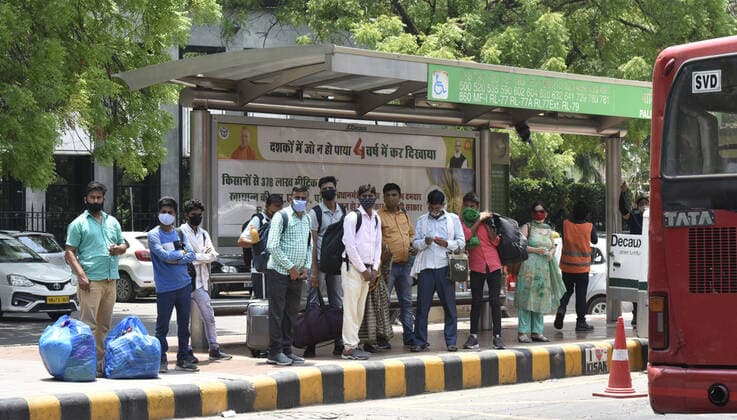 Coronavirus in Indien, landesweite Eindrücke NEW DELHI, INDIA - JUNE 7: People wait for DTC Bus at Parliament street after further ease in the COVID-19 lockdown, on June 7, 2021 in New Delhi, India. (Photo by Sonu Mehta Hindustan Times) Daily Life Amid Coronavirus Pandemic In India