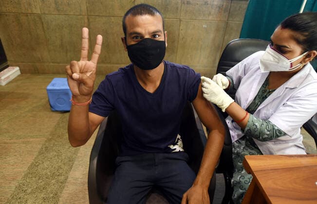 Coronavirus in Indien, landesweite Eindrücke NOIDA, INDIA - JUNE 7: A health worker administers a Covid-19 vaccine to a beneficiary, at sector 30 district hospital, on June 7, 2021 in Noida, India. (Photo by Sunil Ghosh Hindustan Times) COVID-19 Vaccination Drive