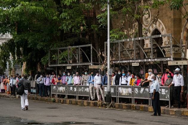 Coronavirus in Indien, landesweite Eindrücke MUMBAI, INDIA - JUNE 7: People wait to board a BEST bus outside CSMT station, after unlocking of COVID-19 lockdown begins, on June 7, 2021 in Mumbai, India. (Photo by Pratik Chorge Hindustan Times) Daily Life Amid Coronavirus Pandemic In India