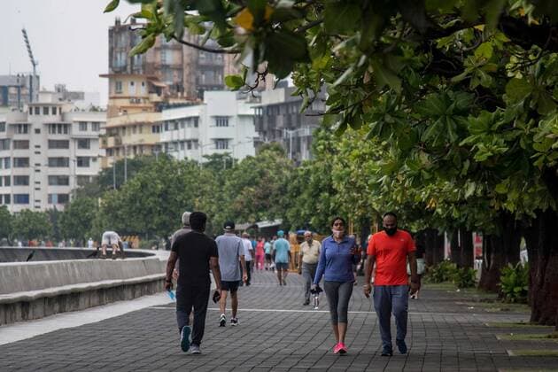 Coronavirus in Indien, landesweite Eindrücke MUMBAI, INDIA - JUNE 7: Fitness enthusiasts take morning walks after unlocking of COVID-19 lockdown begins, at Marine Drive, on June 7, 2021 in Mumbai, India. (Photo by Pratik Chorge Hindustan Times) Maharashtra Lifts Lockdown Restrictions