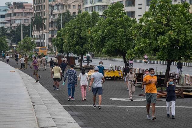 Coronavirus in Indien, landesweite Eindrücke MUMBAI, INDIA - JUNE 7: Fitness enthusiasts take morning walks after unlocking of COVID-19 lockdown begins, at Marine Drive, on June 7, 2021 in Mumbai, India. (Photo by Pratik Chorge Hindustan Times) Maharashtra Lifts Lockdown Restrictions