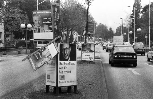 Deutschland, Bonn, 21.11.1990. Archiv-Nr.: 22-30-11 Wahlplakate der Parteien Foto: Wahlplakat der FDP und der Republikaner Wahlplakate der Parteien *** Germany, Bonn, 21 11 1990 Archive No 22 30 11 Election posters of the parties Photo election poster of the FDP and the Republicans Election posters of the parties