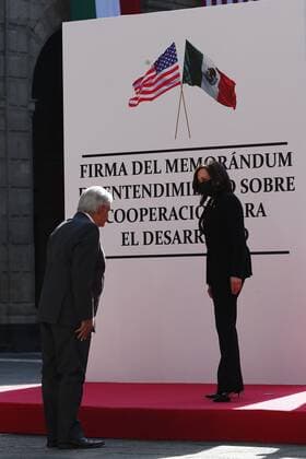 Mexico City (Mexico); 08 06 2021.- The president of Mexico, Andres Manuel Lopez Obrador (R), receives the vice president of the United States, Kamala Harrisen (L), at the National Palace, in Mexico City, Mexico, 08 June 2021. Harris arrived at the National Palace on Tuesday to meet Lopez Obrador, with whom she will address the migration crisis in the region. Harris arrives at the National Palace of Mexico to meet with López Obrador !ACHTUNG: NUR REDAKTIONELLE NUTZUNG!  Copyright: xJosexMendezx MEX4173 20210608-637587719150021977