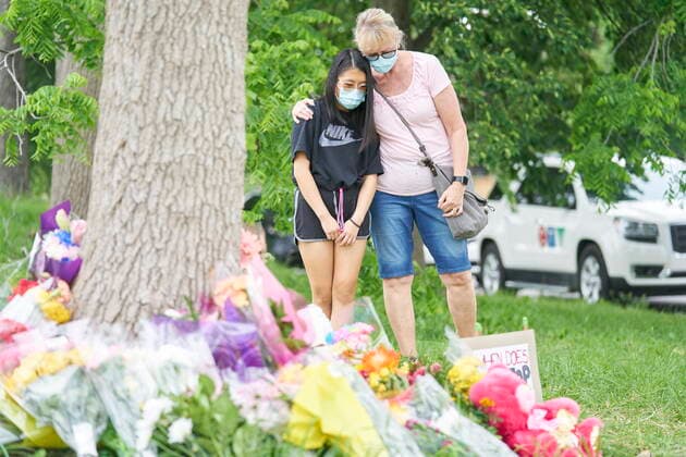 June 8, 2021, London, Ontario, Canada: Mourners take a moment to reflect at the scene of a hate motivated vehicle attack in London, Ont. on Tuesday, June 8, 2021, which left four members of a family dead and sent one to hospital on Sunday evening. London Canada  - ZUMAc35_ 20210608_zaf_c35_019 Copyright: xGeoffxRobinsx