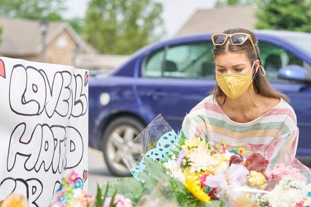June 8, 2021, London, Ontario, Canada: A woman places flowers at the scene of a hate-motivated vehicle attack in London, Ont. on Tuesday, June 8, 2021, which left four members of a family dead and sent one to hospital on Sunday evening. London Canada  - ZUMAc35_ 20210608_zaf_c35_020 Copyright: xGeoffxRobinsx