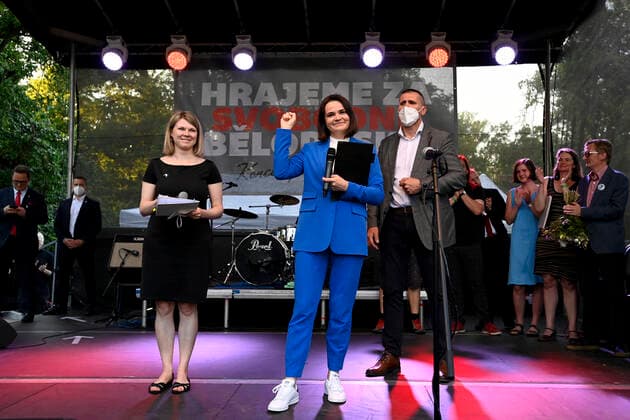 News Bilder des Tages Several hundred people came to a concert in support of free Belarus dedicated to Belarusian opposition leader Sviatlana Tsikhanouskaya (in blue) who attended it on the Kampa island in Prague centre tonight, on Tuesday, June 8, 2021. Like Senate chairman Milos Vystrcil (Civic Democrats, ODS) earlier, the moderator of the event entitled We Are Playing for Free Belarus - a Concert for Sviatlana, Tomas Mechacek, called her the Belarusian president. (CTKxPhoto OndrejxDeml) CTKPhotoP2021060809086  dml 008